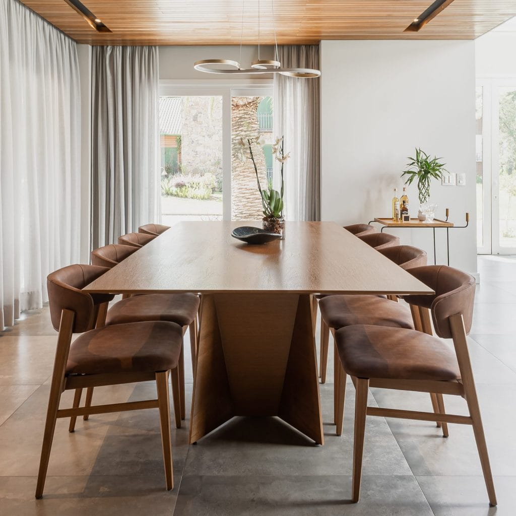 Modern decorating style must-haves in a dining room by Decorilla designer, Gabriela L.
