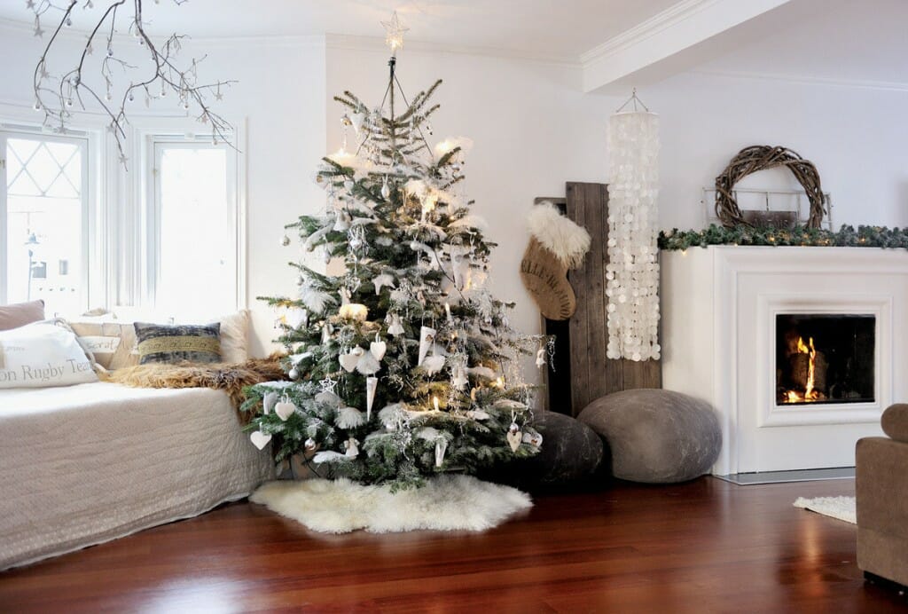 http://decordemon.blogspot.ro/2012/12/scandinavian-christmas-house.html