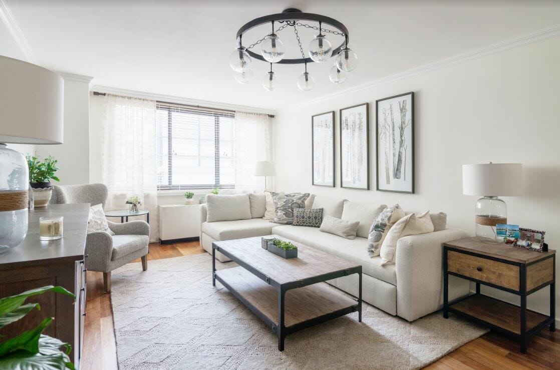 Living room by a farmhouse interior designer