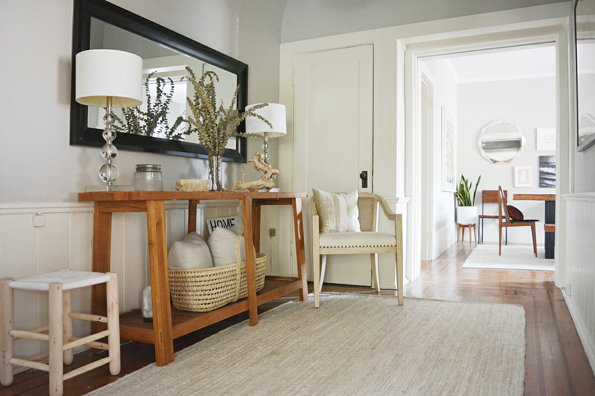  online-interior-designer-neutral-entry-with-natural-details-and-woven-carpet