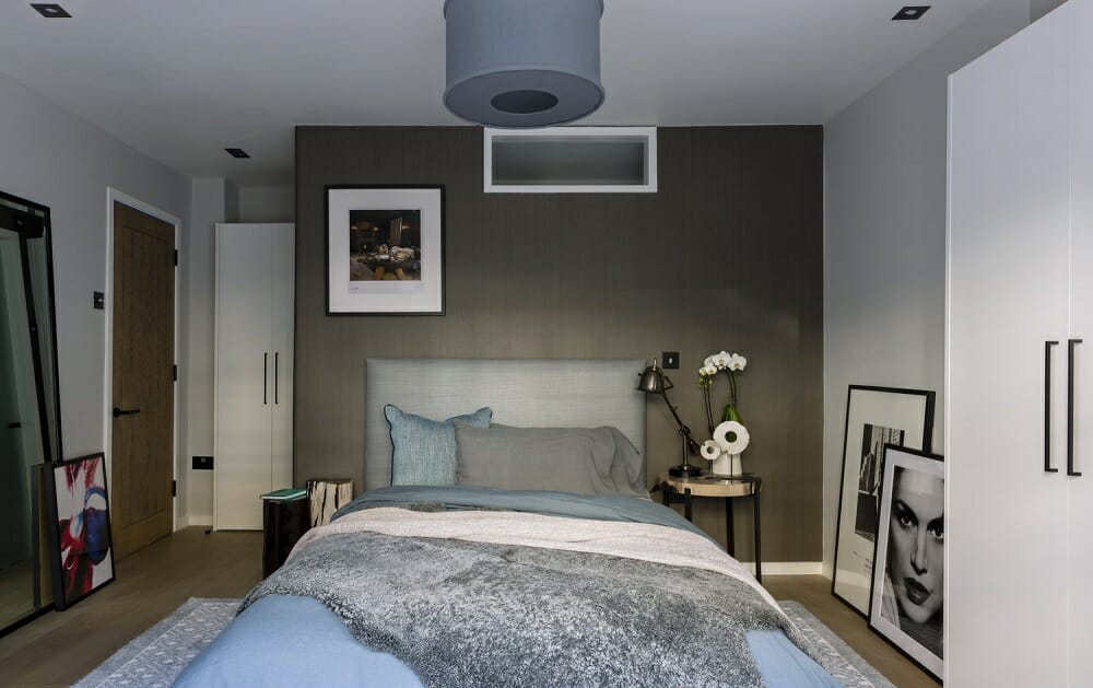 Alternative nightstands in a modern apartment design with a blue and grey color scheme by Maurizio