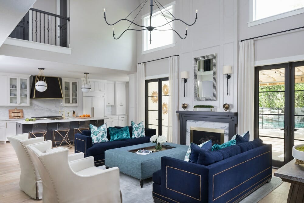 Salon bleu glamour par les designers d'intérieur Gingerwood à Austin au Texas