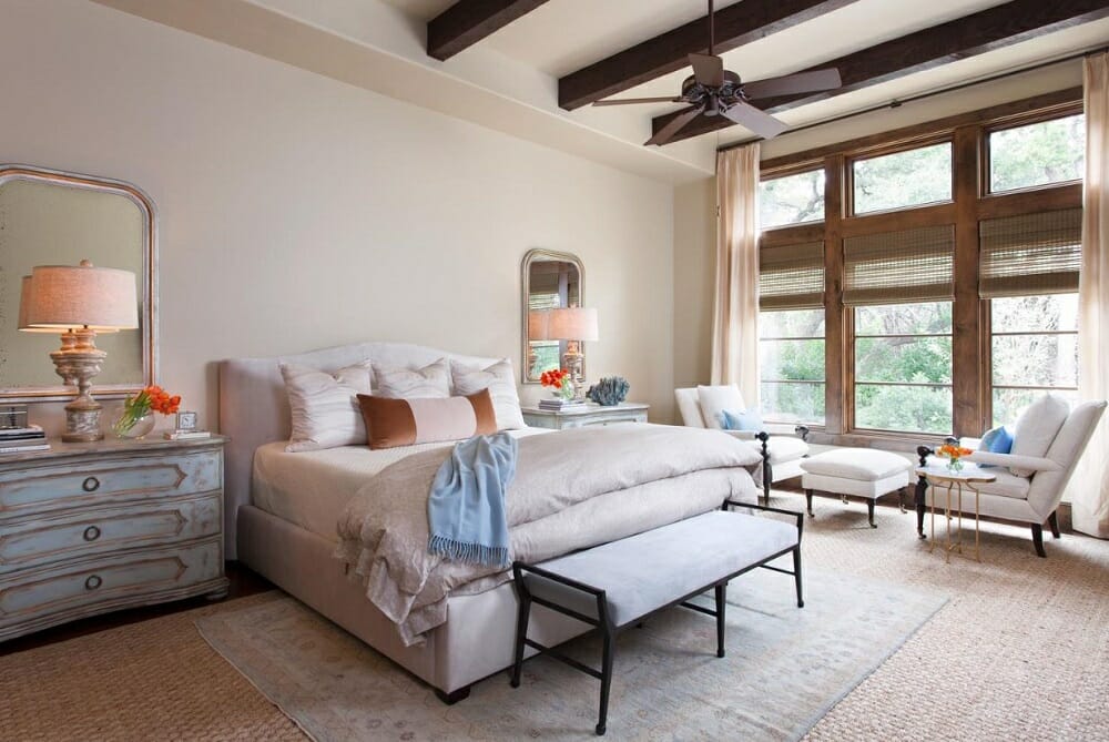 Chambre transitionnelle par les designers d'intérieur d'Austin Heather Scott Home