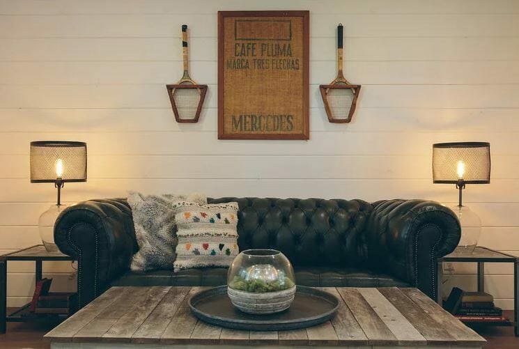 Small-cabin-interior-with-warm-lighting-by-Sara-S