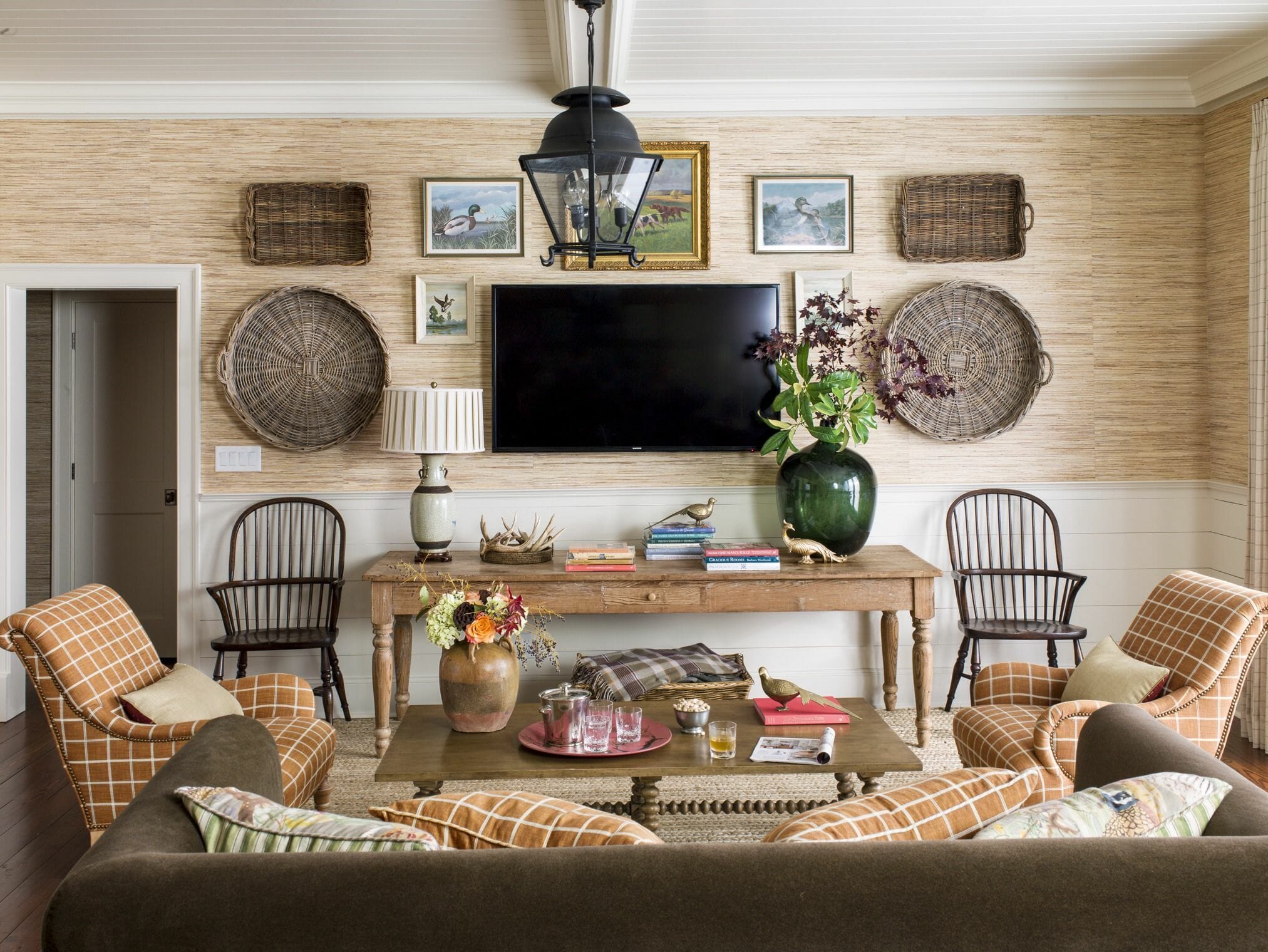 rustic-living-room-grasscloth-wallpaper