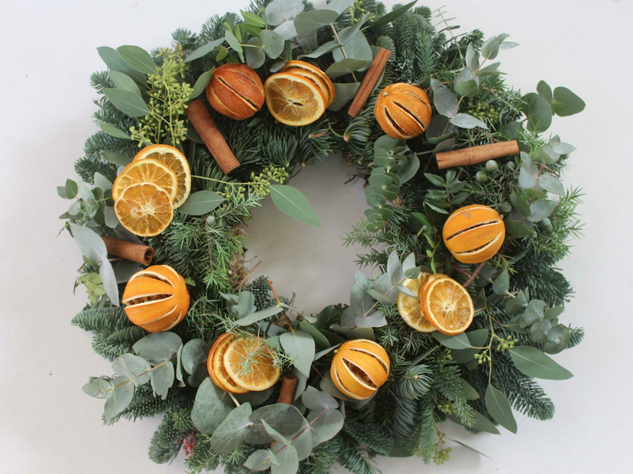 citrus and cinnamon winter wreath idea