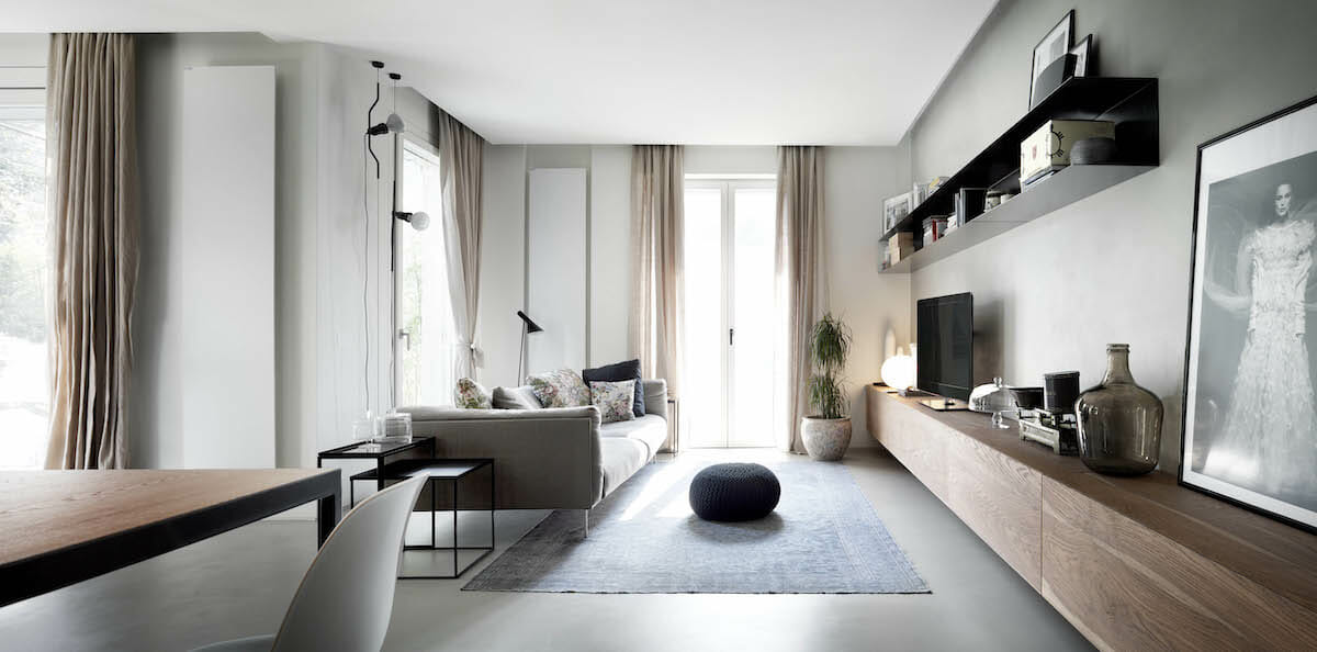 Creative storage solutions for the living room by Decorilla interior designer, Roberto D