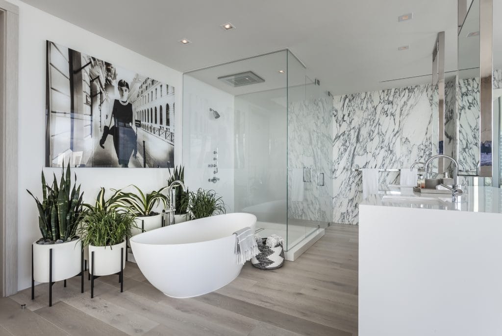 Biophilic interior design of a bathroom by Decorilla designer, Desiree V.