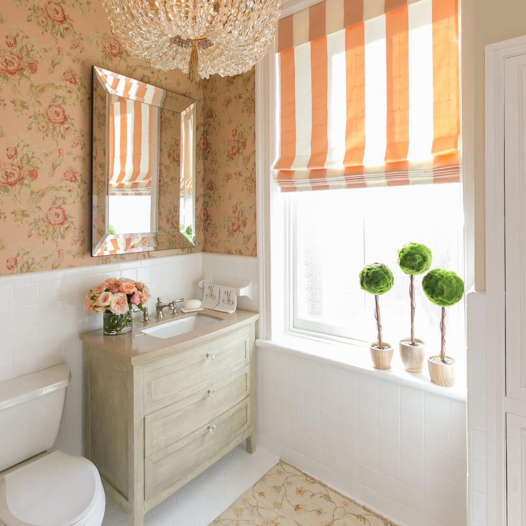 Shades in a bathroom by Decorilla designer, Lauren L.