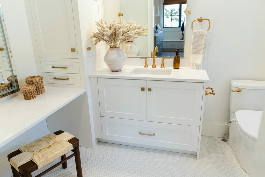 Top 10 Bathroom Decorating Ideas on a Budget - Decorilla Online ...