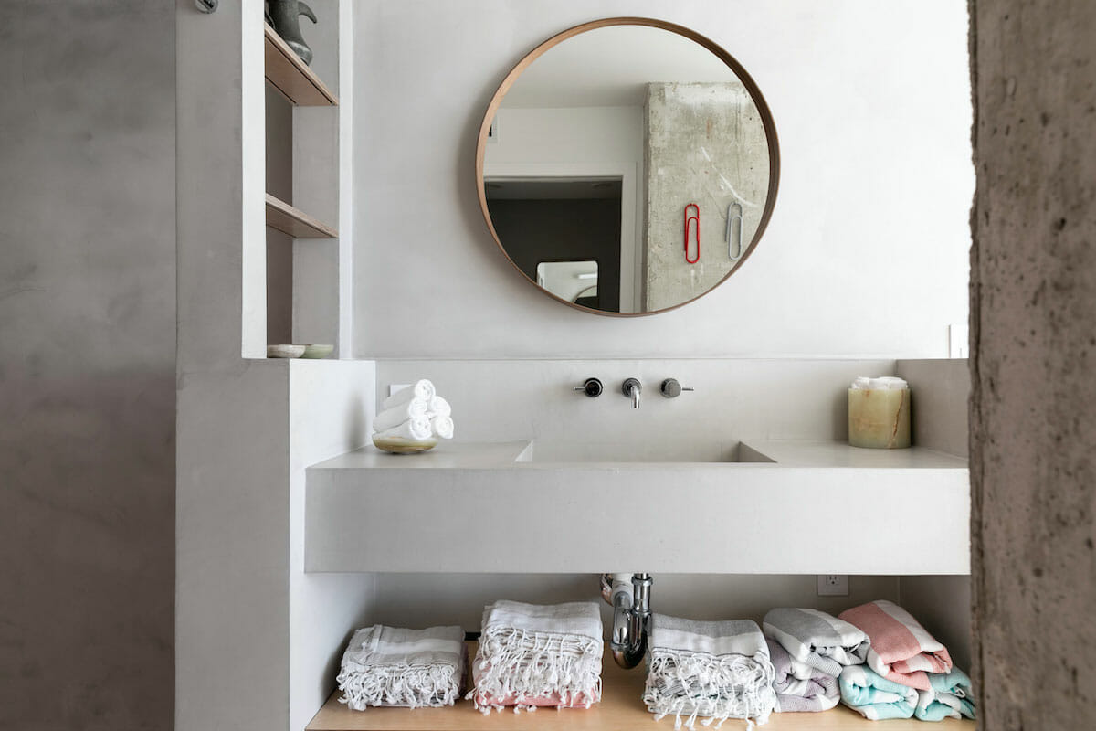 Inexpensive bathroom decor with open towel shelves by decorira designer Jasmine T.