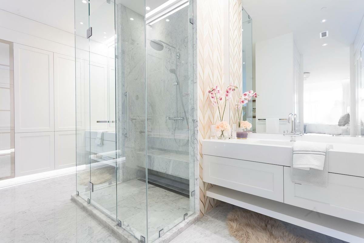 Décoration de salle de bain moderne et bon marché par la designer Mon Petit Cabas, Kimberly W.