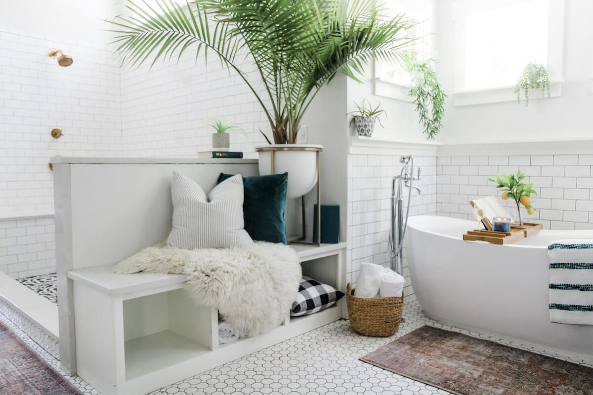 Utiliser des plantes dans des idées de décoration de salle de bain à petit budget par le designer de Mon Petit Cabas Casey H.
