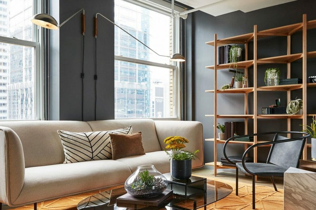 Statement-wall-lamp-in-a-living-room-by-Decorilla-designer-Lorenzo-C-1024x683.jpg