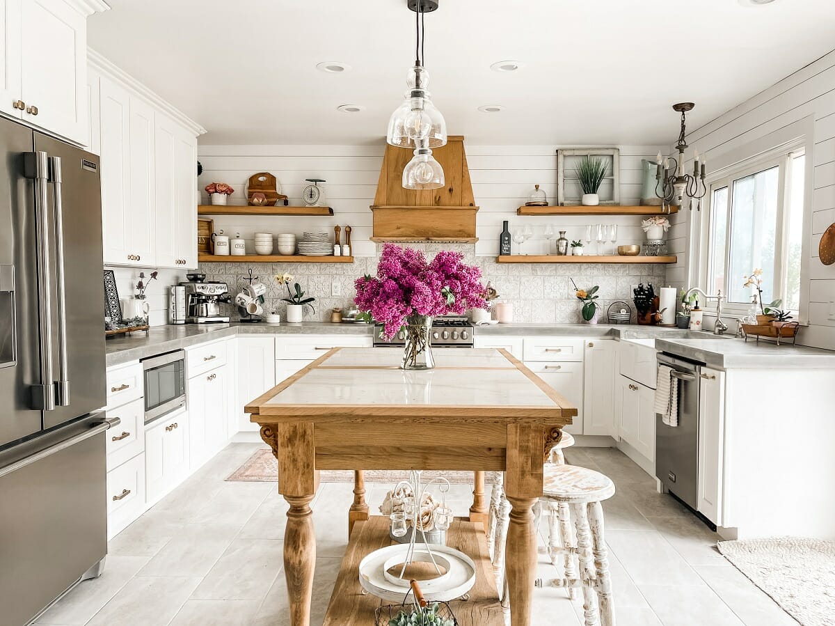 Modern country décor in one of the farmhouse interiors by Niki G