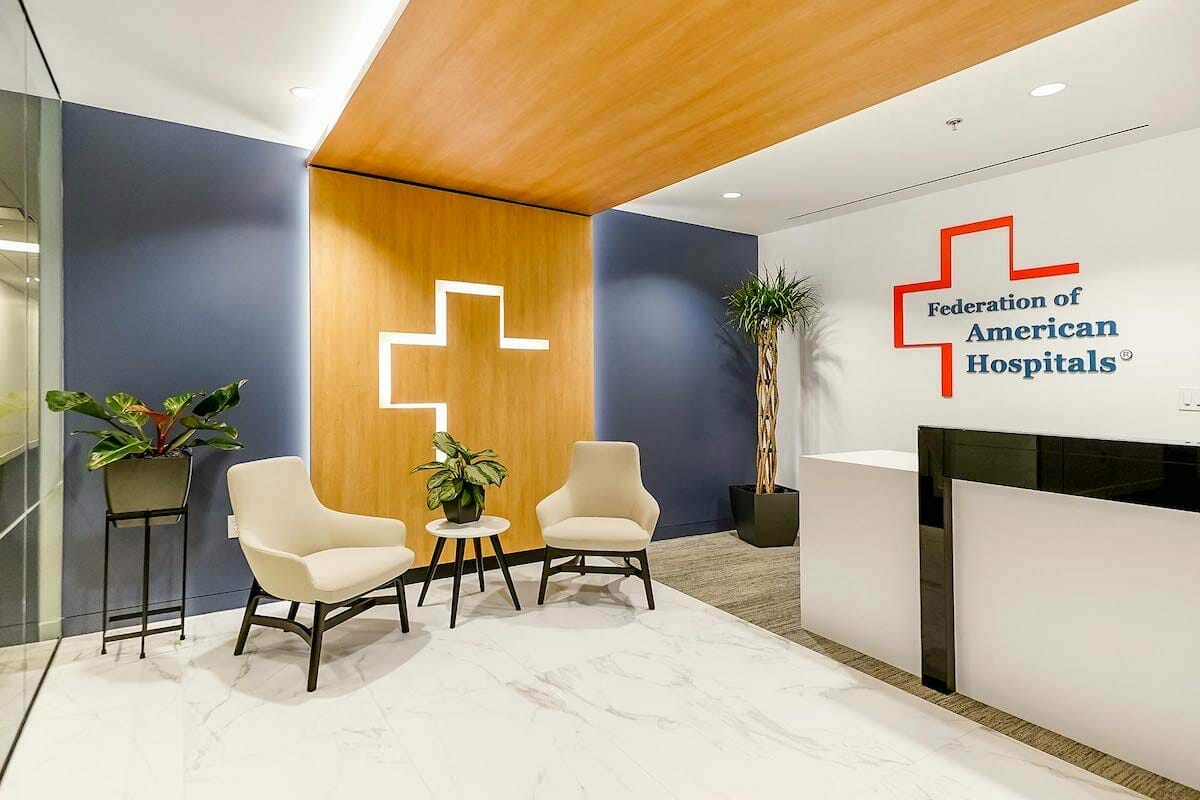 Lobby de soins de santé par les architectes d'intérieur et décorateurs de bureaux Workspace Interiors