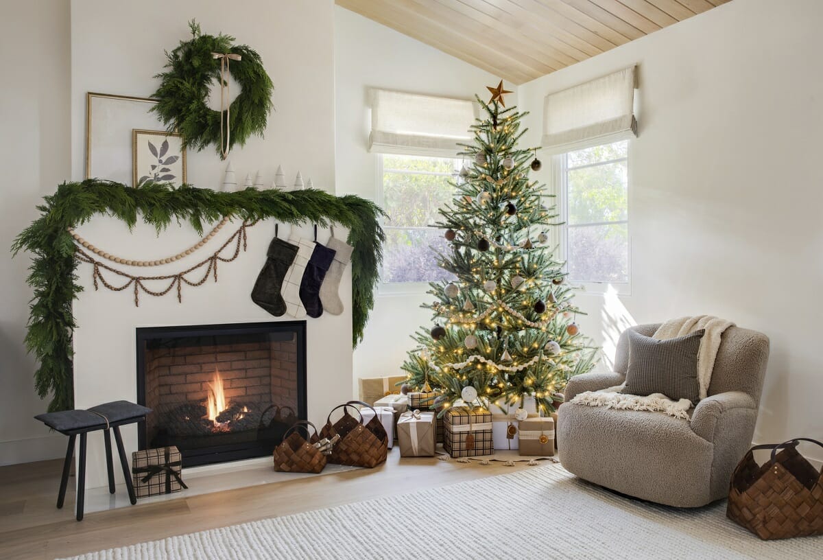 Elegant and Simple Christmas Living Room in White  White christmas garland,  Simple christmas decor, Natural christmas decor