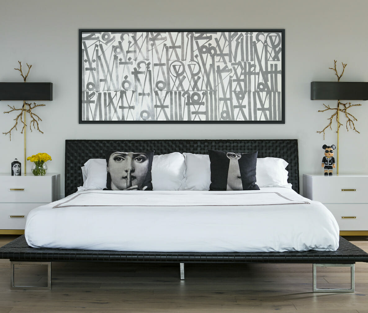Frame behind deals bed