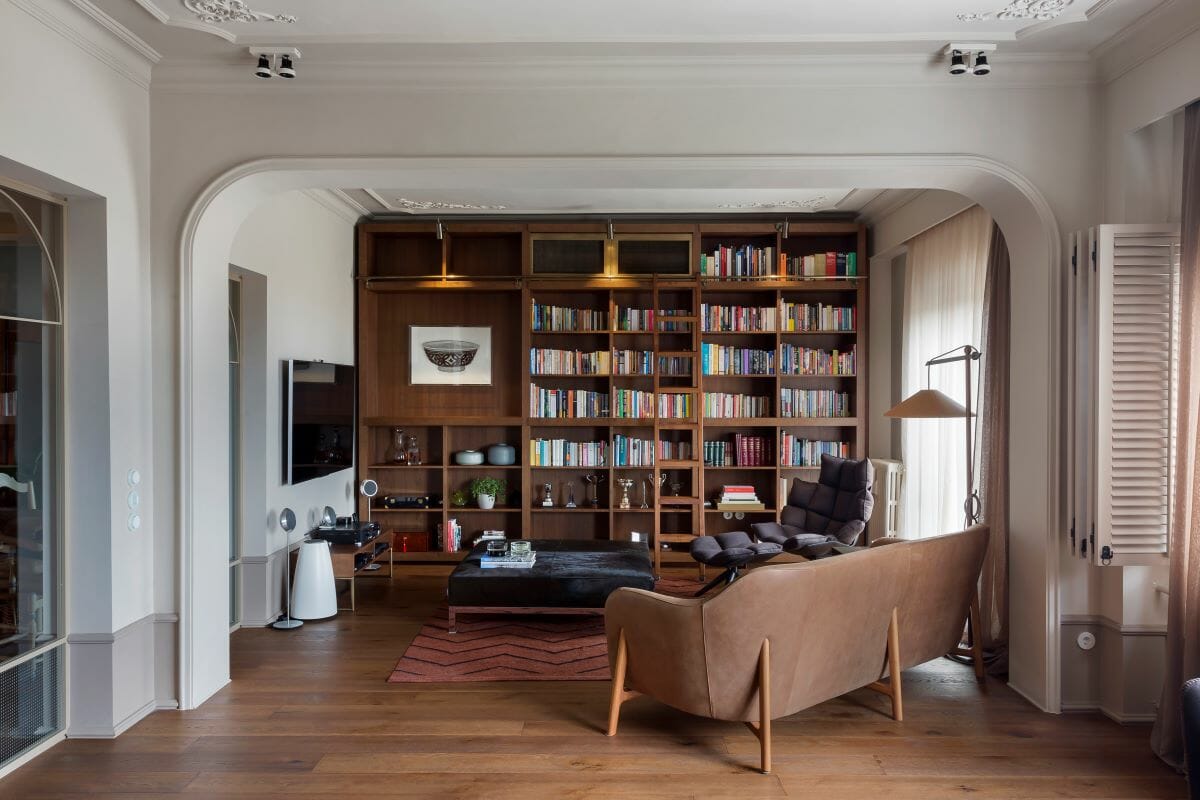Built-in bookshelf in the living room by designer Merrick S. for Decorira.