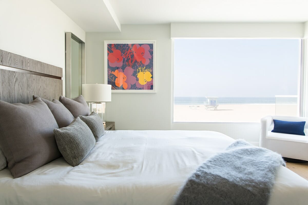 Bright and light-filled Cape Cod decorating style for a bedroom by Jordan S