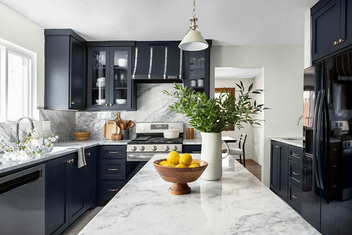 Navy-blue-kitchen-cabinets-with-bronze-hardware-by-Decorilla-designer-Rene-P.-