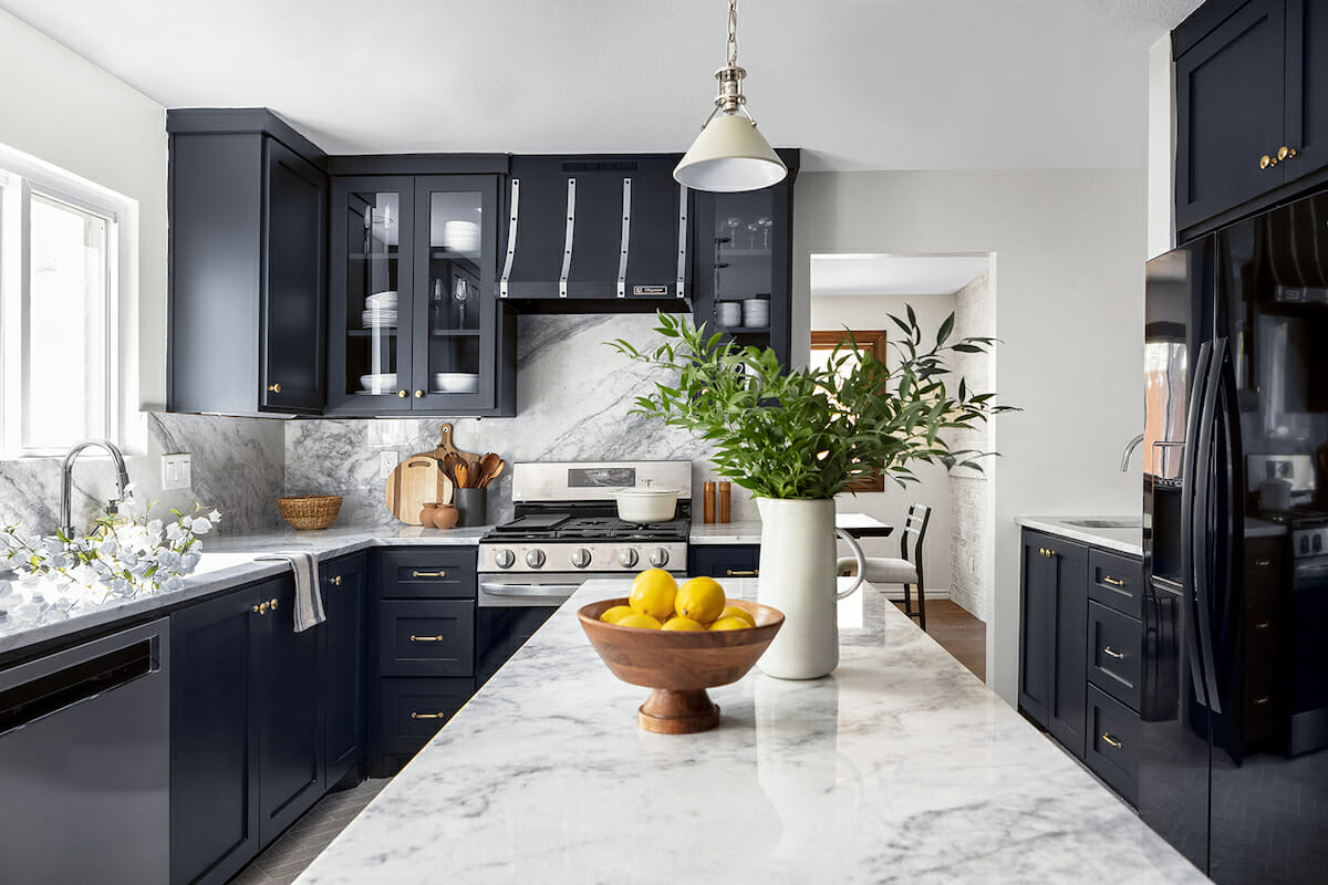 Transitional kitchen decor ideas by Decorilla designer, Rene P. 