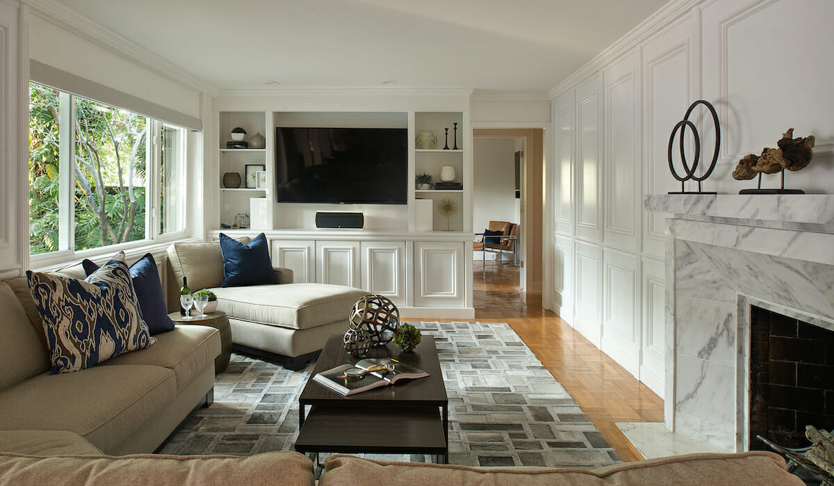 A transition living room layout with a fireplace by Decorilla designer Stella P.
