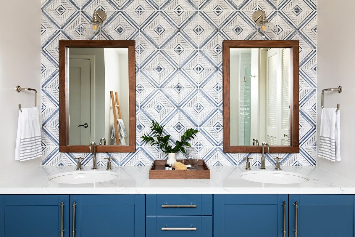 Farmhouse chic bathroom décor ideas for a blue and white interior