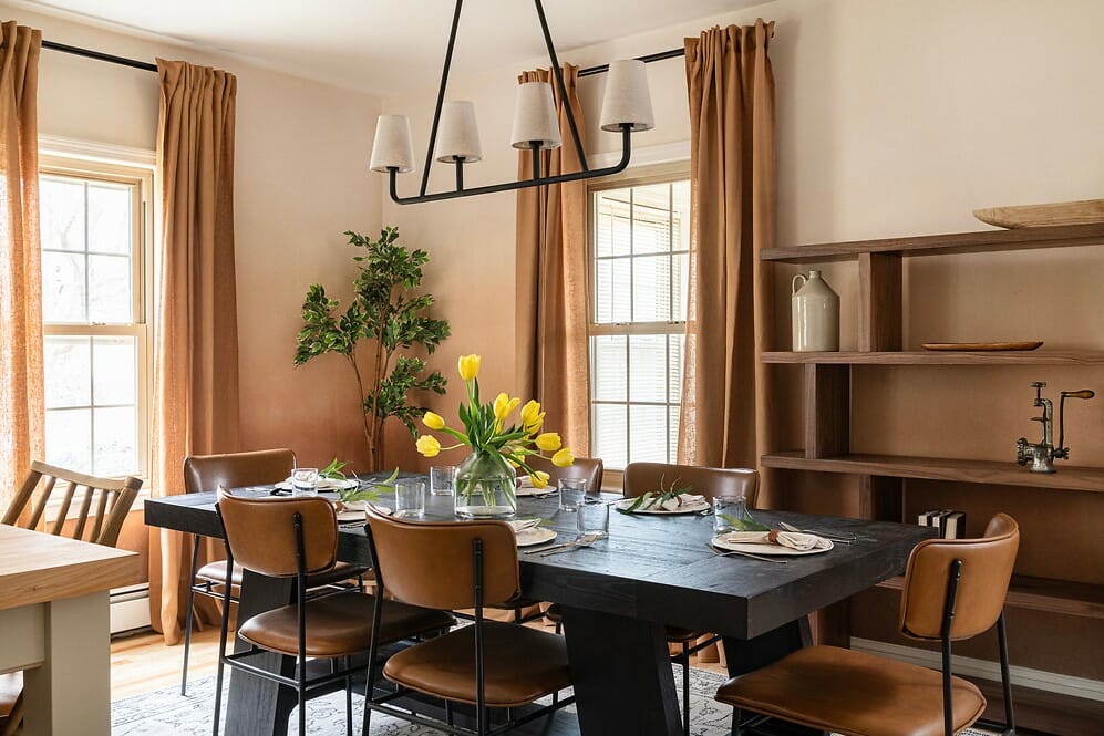 Farmhouse dining room décor in an organic and soothing interior