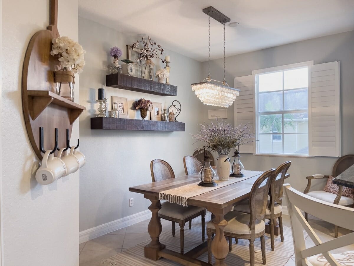 Rustic dining room decor with a farmhouse style