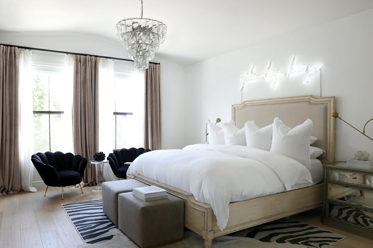 Versatile bedroom bench decorating ideas in a glam interior