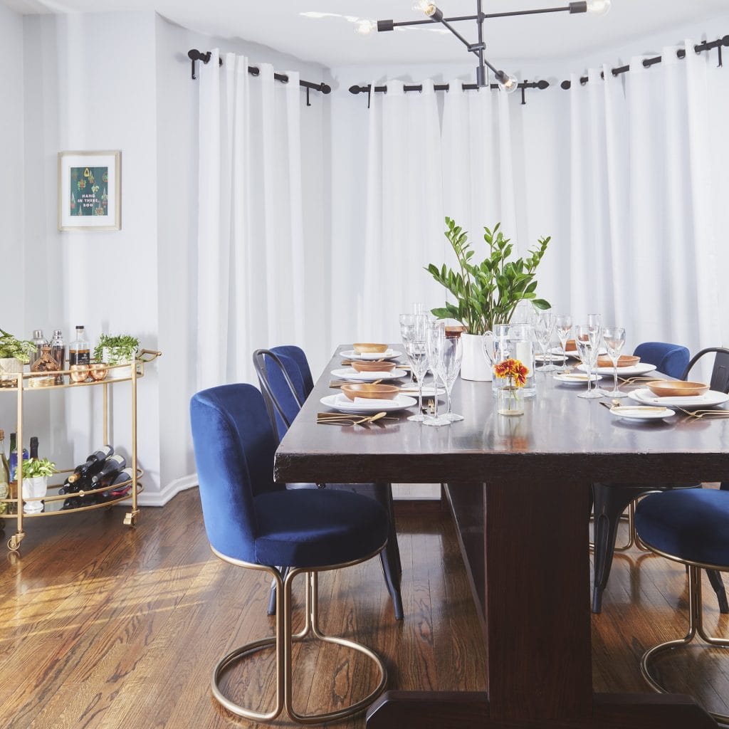 A potted plant as a dining table decor in an interior by Decorilla designer, Amy C.