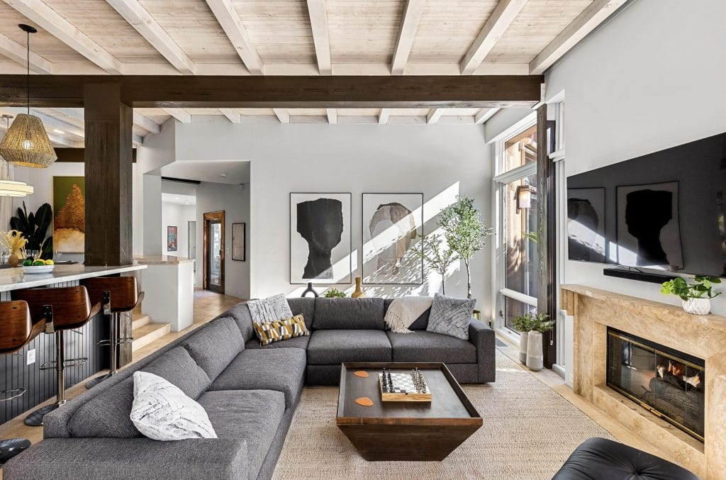 Design d'intérieur de salon moderne et confortable par la designer de Decorilla, Sadie B.