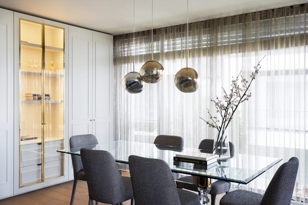 Dining table decor in an interior by Decorilla designer, Meric S.