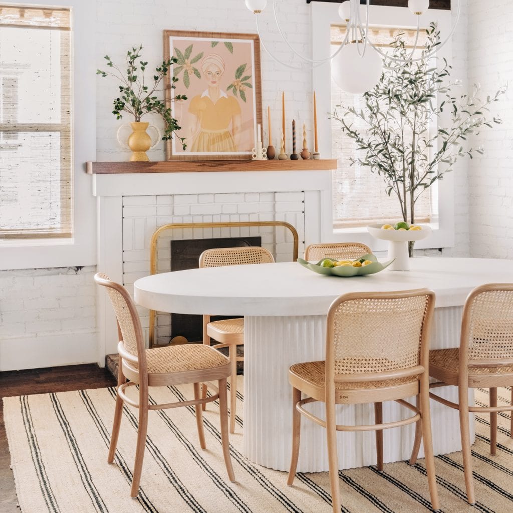 Seasonal dining table decor in an interior by Decorilla designer, Maja E.