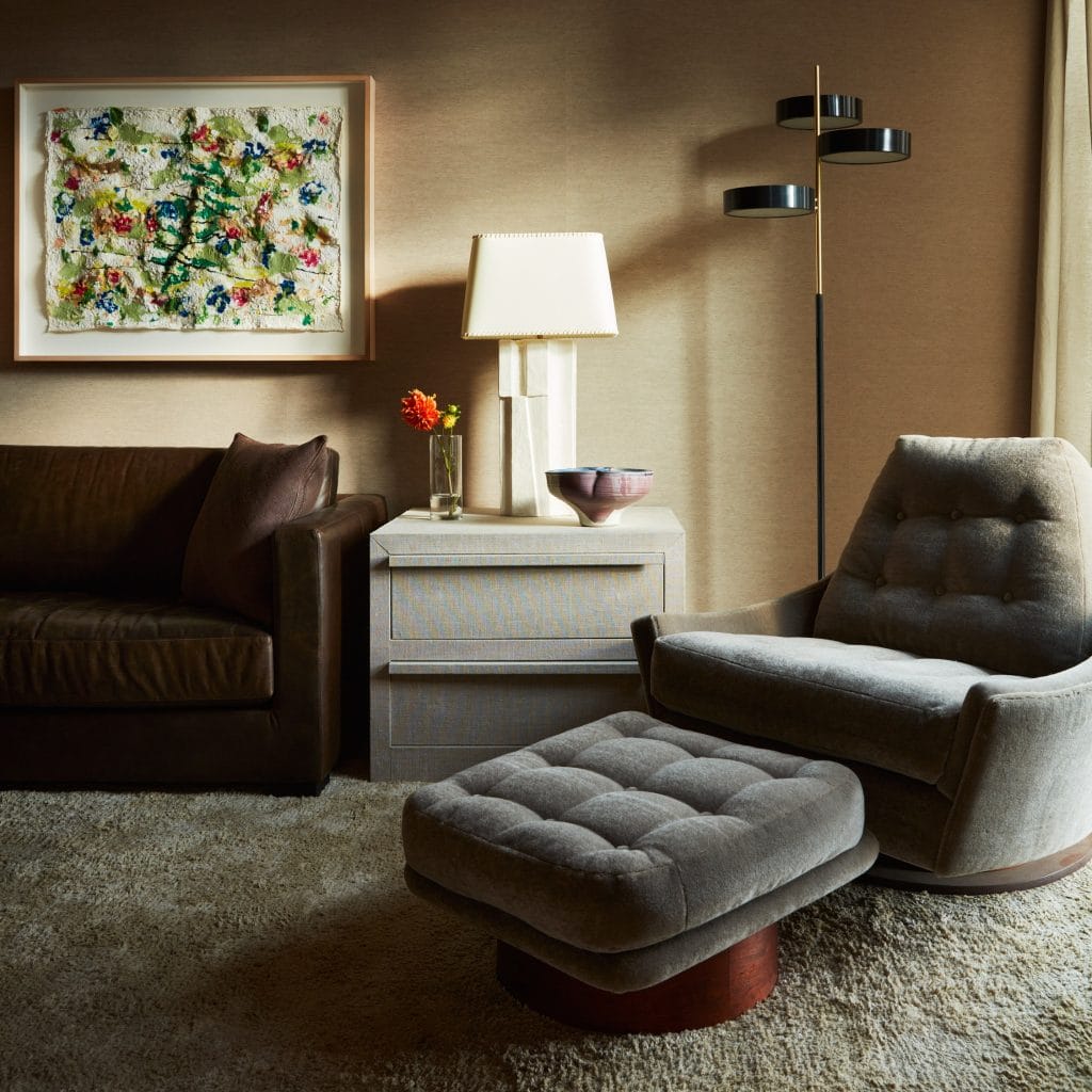 Coin salon dans un intérieur de chambre confortable par le designer de Decorilla, Jonathan K.