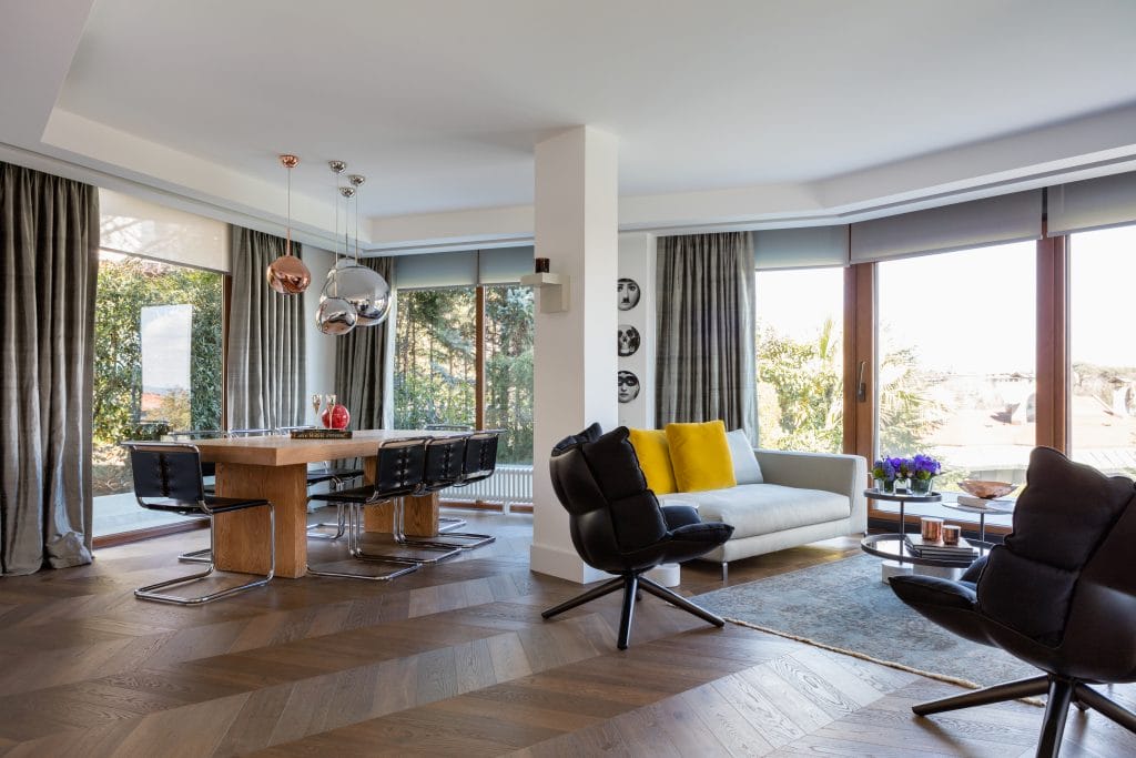 Eclectic living room by LA interior designers Meric Gurani Say