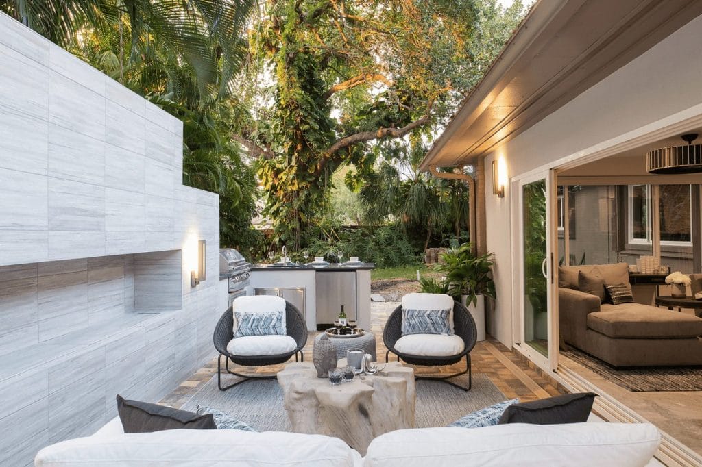 Outdoor living trends 2024 in a charming backyard escape by Decorilla