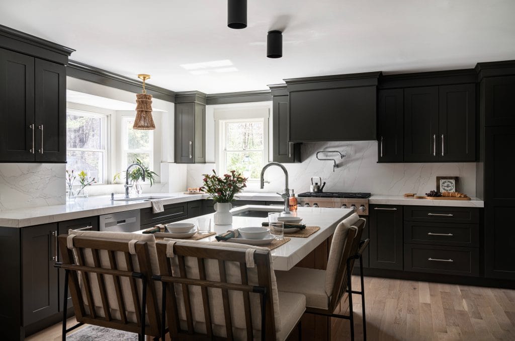 Contemporary design style in a black kitchen by Decorilla designer, Cristiane P.