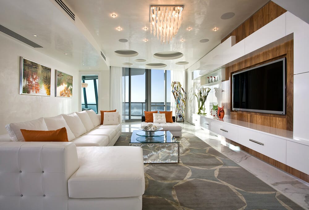 Ultra modern living room with high gloss ceiling decoration by Decorilla designer, Renata P. 