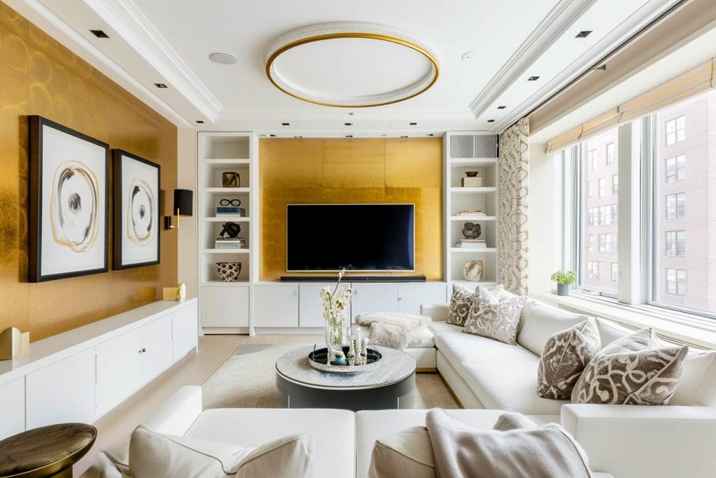 Modern living room with gold wall texture style by DECORILLA