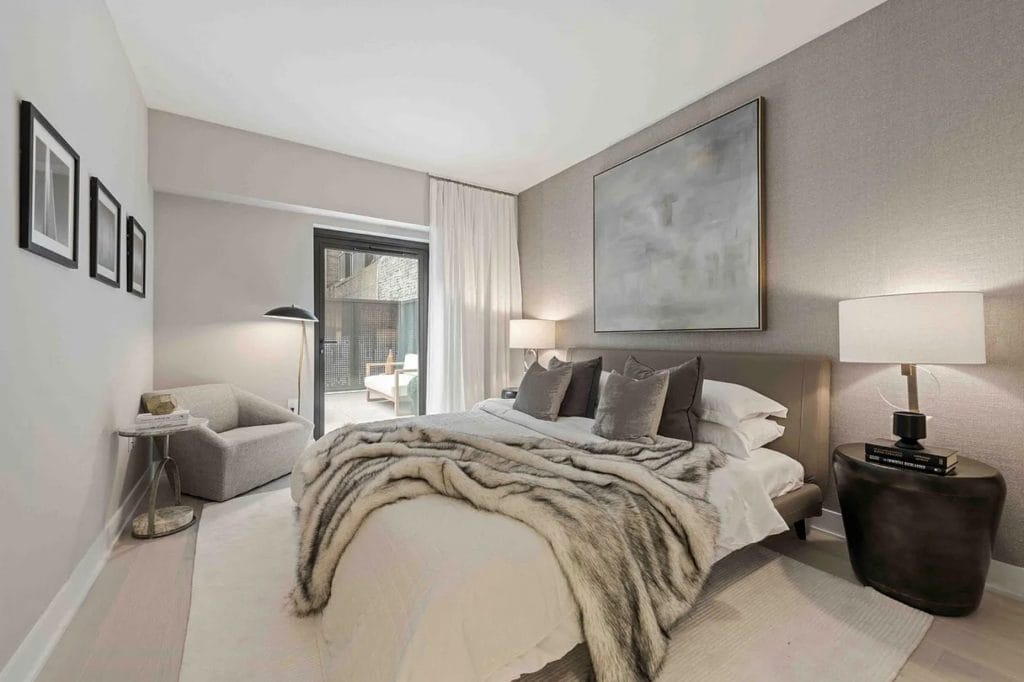 Conception glamour de la chambre tranquille avec un éclairage chaud par Decorrilla Designer, Leanna S.