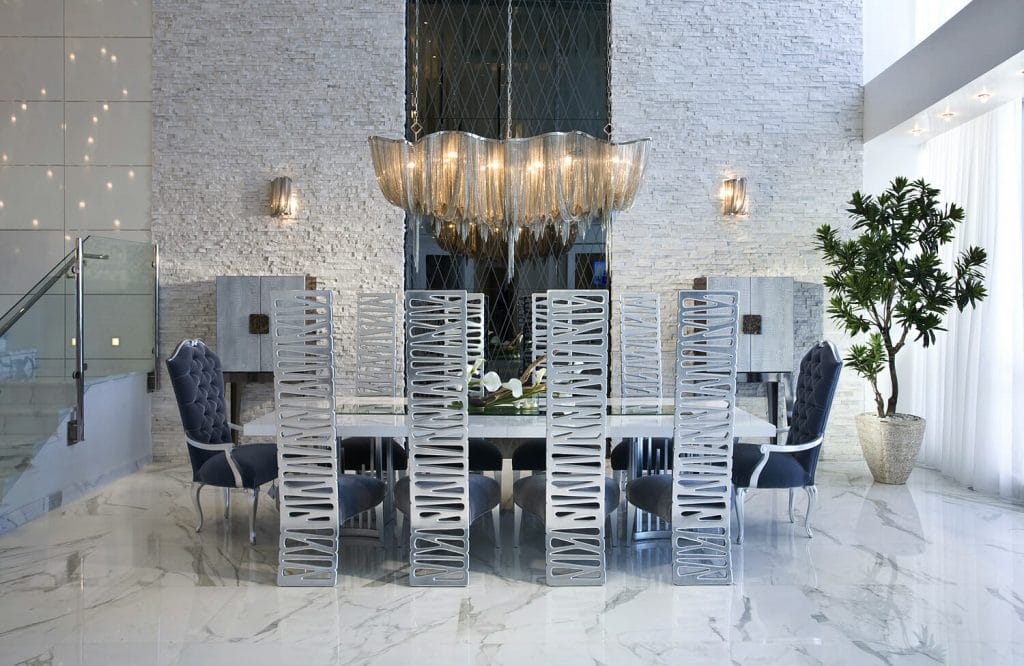 Modern dining room with stone textured feature wall by DECORILLA designer, Renata P. 