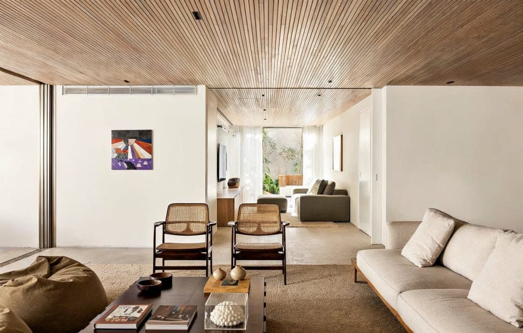 Modern living room embracing warm minimalism by DECORILLA designer, Federica P. 