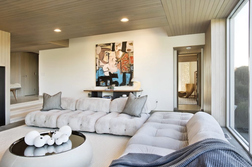 Modern minimal living room by Decorilla designer, Peter C. 