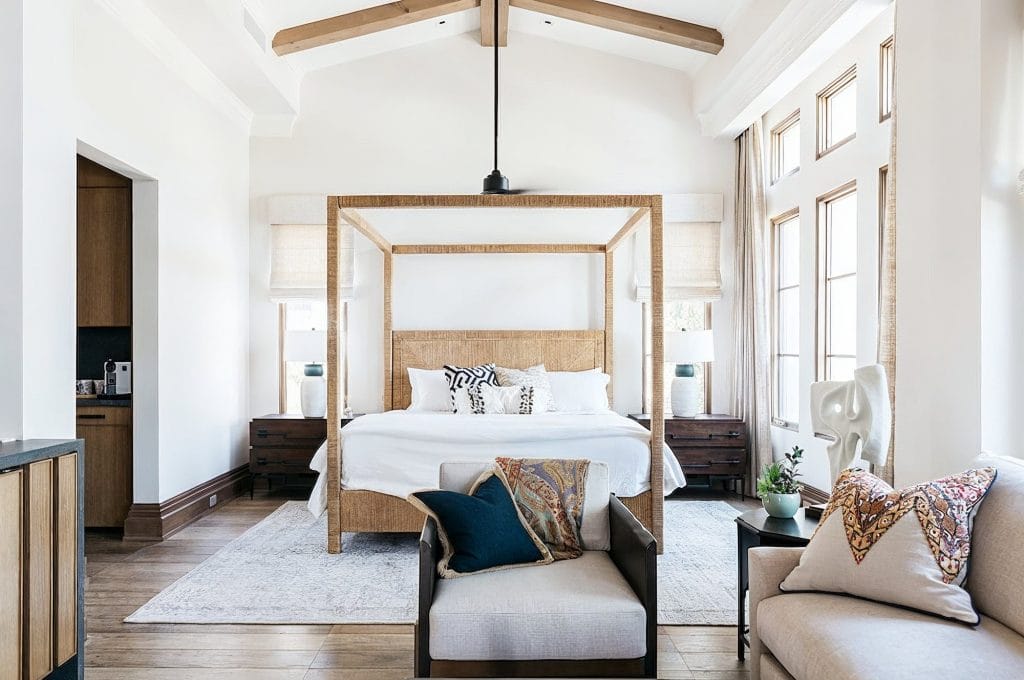 Suite de chambre principale relaxante transitionnelle par Decorrilla Designer, Carrie F.