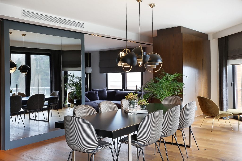 Contemporary dining room by DECORILLA designer, Meric S.