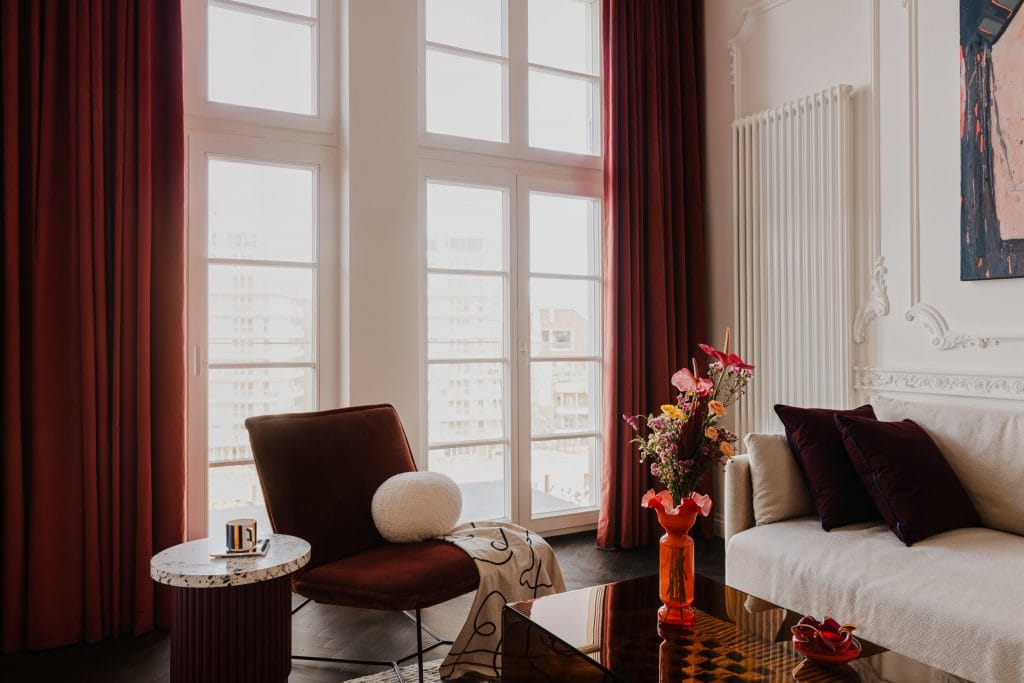 Modern classic room design by DECORILLA designer, Kristina B. 