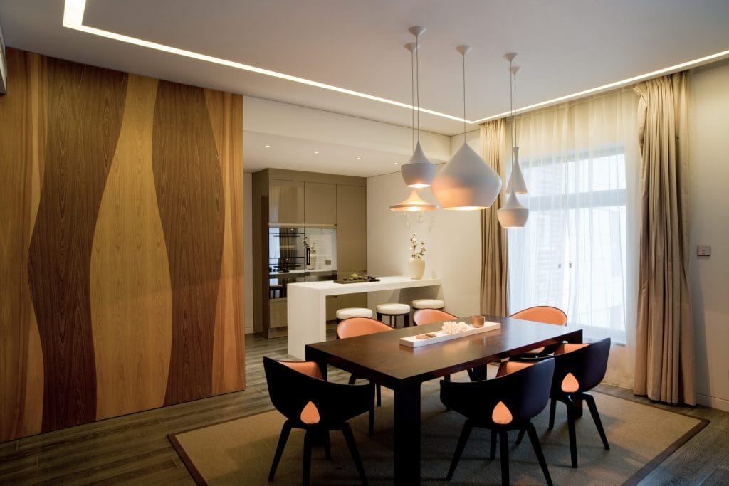Pendant clusters follow the dining room trends 2026 in an interior by Decorilla designer, Sergio M.
