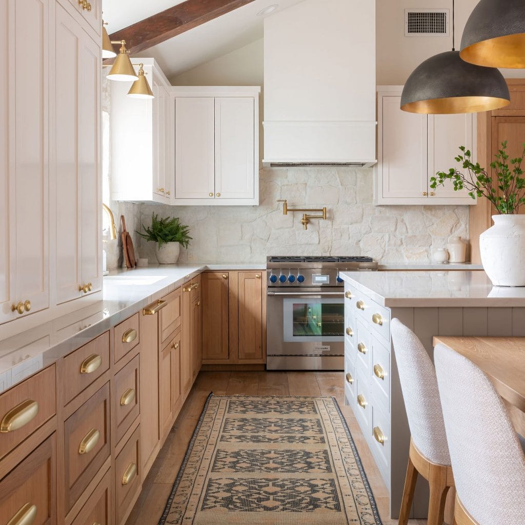 Šiuolaikinė virtuvė su ispaniško atgimimo stiliaus elementais, kurią sukūrė Decorilla dizainerė Laura R.